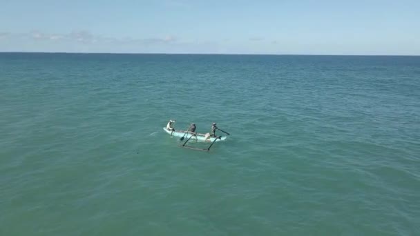 Aerial Drone Shot Men Remando Pequeño Barco Pesca Tradicional — Vídeos de Stock