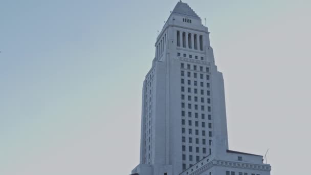 日落时开在洛杉矶市政厅旁边的司机的Pov — 图库视频影像
