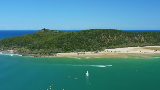 Destino Playa Punto Isla Doble Con Barco Vela Océano Dron — Vídeo de stock