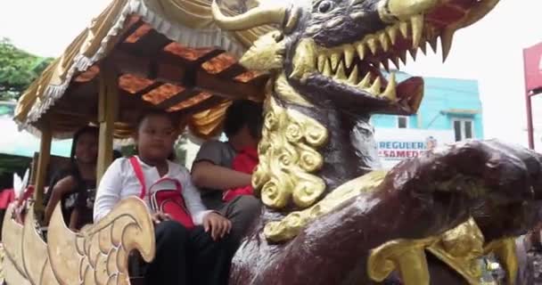 Family Rides Replica Dragon Liman Statue Made Paper Cultural Arts — Stock Video