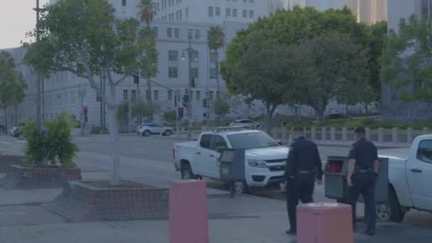Δύο Αστυνομικοί Φαίνονται Ένα Βίντεο Περπατούν Στο Πεζοδρόμιο Για Φτάσουν — Αρχείο Βίντεο