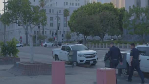 Vídeo Los Dos Policías Caminando Por Sendero Hacia Auto Estacionado — Vídeo de stock