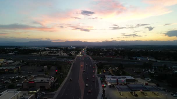 Αεροφωτογραφία Της Οδικής Κυκλοφορίας Διασταυρώσεις Γέφυρα Αυτοκίνητα Και Φορτηγά Που — Αρχείο Βίντεο