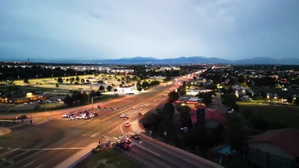 Wieczorny Ruch Wzdłuż Skrzyżowań Autostrad Wiaduktu Szybko Poruszających Się Samochodów — Wideo stockowe
