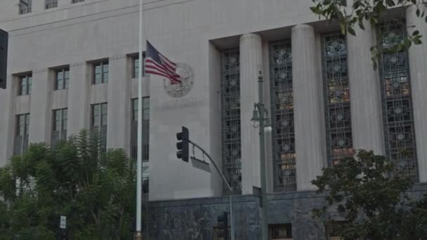 Feche Bandeira Americana Que Voa Fora Edifício Governo Califórnia — Vídeo de Stock