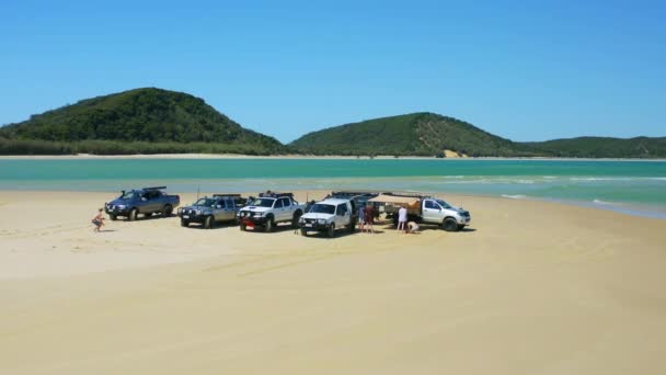 Luchtfoto Drone Cars Met Kamperen Setup Sandy Beach Shore Australië — Stockvideo
