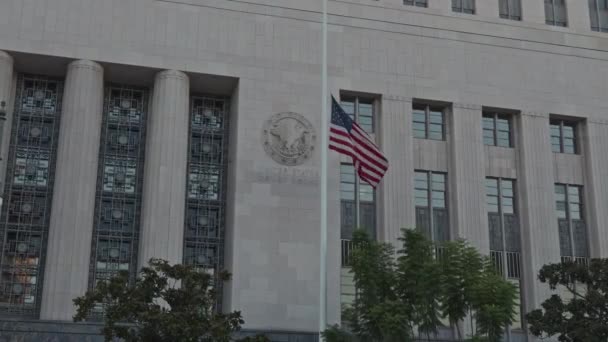 Vídeo Bandeira Americana Hasteada Meio Mastro Frente Tribunal Los Angeles — Vídeo de Stock