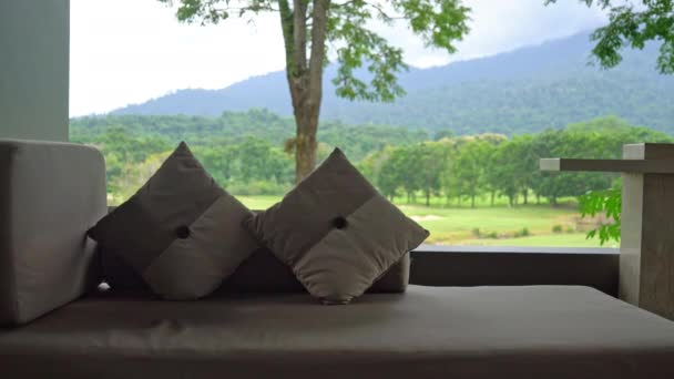 有高山背景的沙发上舒适的枕头 — 图库视频影像