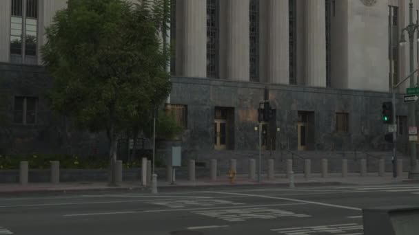 ロサンゼルス市庁舎と裁判所の前の空の通りのビデオ — ストック動画