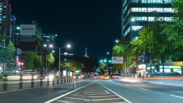 ズームアウトNソウルタワーから永山区の漢江大路ワイドマルチレーン道路を走行する車への夜のタイムラプス 低角度ビュー — ストック動画