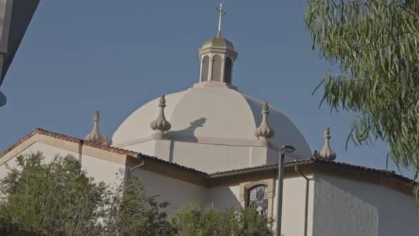 Kapalı Çekim Kilisesi Amerikan Şehrinin Çatısı Altında — Stok video