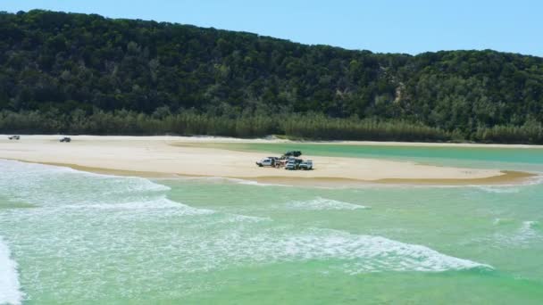 Aereo Drone Sopra Auto Con Installazione Campeggio Sulla Spiaggia Sabbia — Video Stock