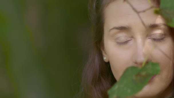 Retrato Mulher Olha Diretamente Para Lente Com Seus Belos Olhos — Vídeo de Stock