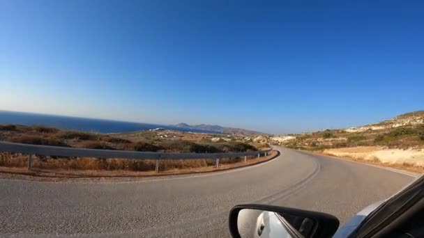 Pov Ліва Сторона Дзеркалом Білого Автомобіля Їде Звивистою Дорогою Греції — стокове відео