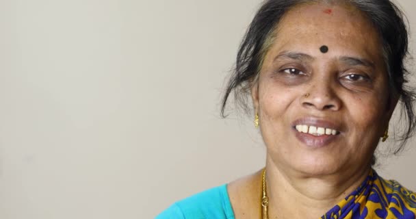 Όμορφη Χαμογελαστή Ινδή Που Στέκεται Απέναντι Στον Λευκό Τοίχο Και — Αρχείο Βίντεο