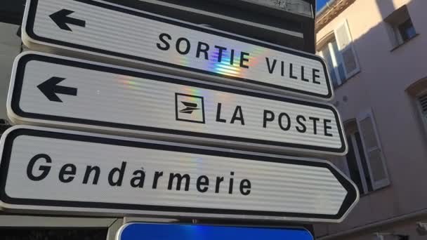 Saint Tropez Frankrike Gatuskylt Postkontor Polis Och Stad Avfart Vägbeskrivning — Stockvideo