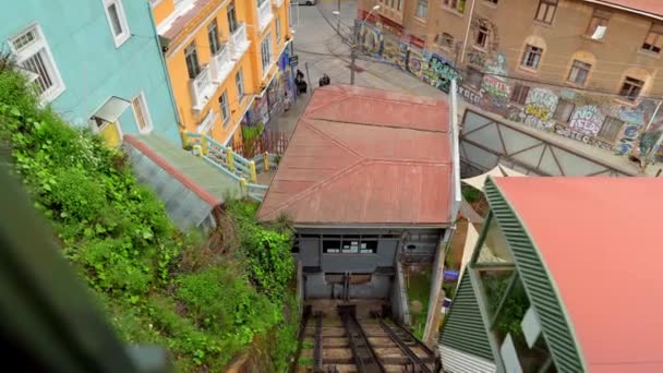 Widok Wnętrza Miejskiej Kolejki Linowej Ponieważ Pochodzi Miasta Kolorowych Budynków — Wideo stockowe