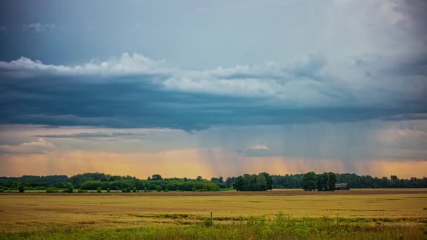 雨が降ってくるカラフルな田園地帯の上に広がる時間の経過 暗い雨ニンボストラタス雲 — ストック動画