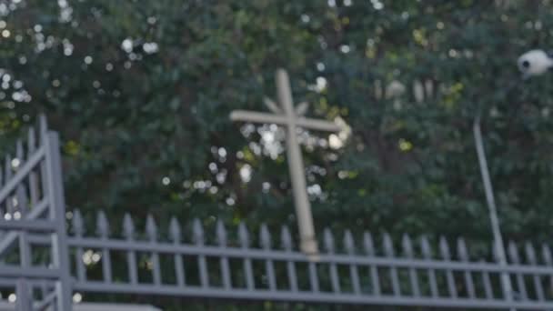 Камера Фокусируется Распятии Статуи Внешней Стороне Церкви Америке — стоковое видео