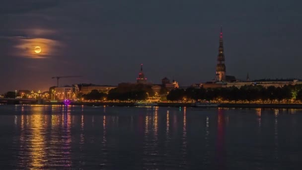 Timelapse Toma Luna Llena Sobre Ciudad Riga Letonia Creando Reflexión — Vídeos de Stock