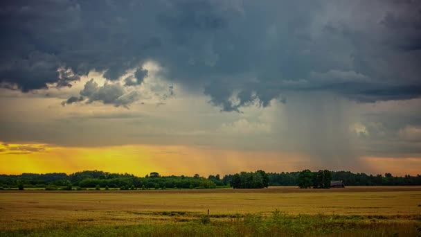 Tijdsverloop Van Donkere Regenwolken Stormachtige Regenval Boven Het Platteland Landschap — Stockvideo