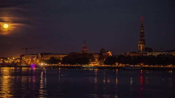 Riga Letonia Caducidad Nocturna Tráfico Callejero Catedral Luna Caída Reflexión — Vídeo de stock