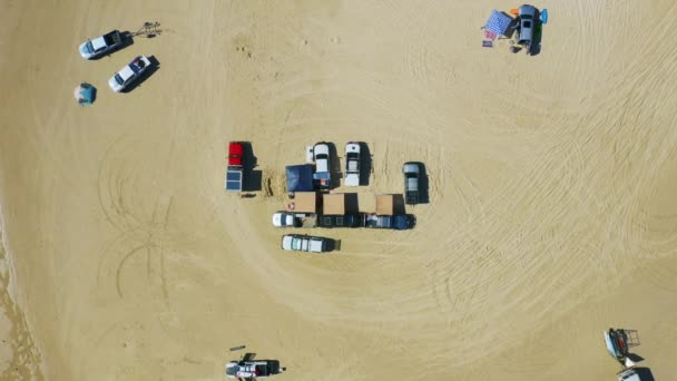 Top Aerial Drone Boven 4Wd Cars Met Kamperen Setup Sandy — Stockvideo