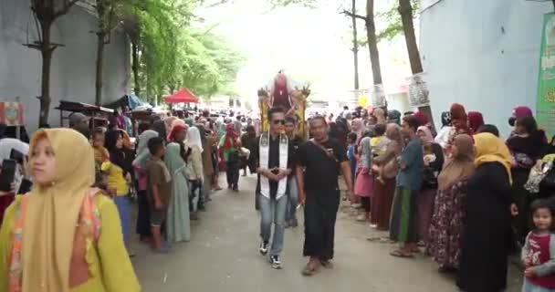 Ungdom Putera Wisata Indonesien Samtal Och Promenader Med Konstexpert Med — Stockvideo