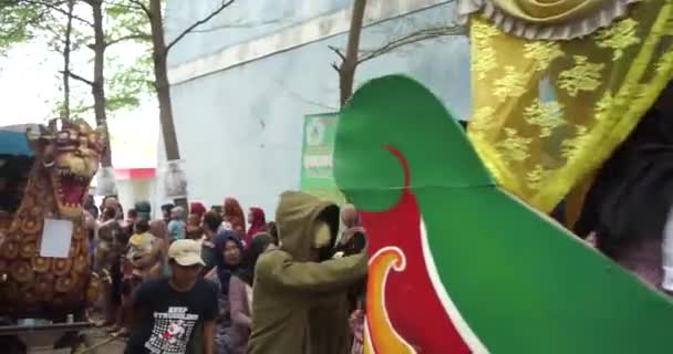Menschen Reiten Auf Einer Nachbildung Einer Papierdrachen Liman Statue Bei — Stockvideo