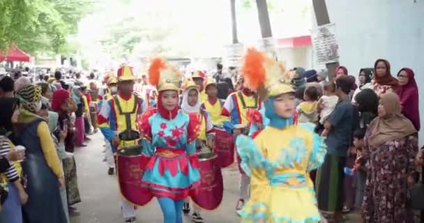 在印度尼西亚的Cirebon Answerarat举行的艺术和文化狂欢节或游行中 舞者在行军乐队的音乐中跳舞和散步 — 图库视频影像