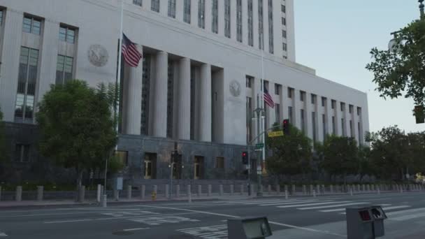Los Angeles City Hall Buitenkant Met Vlaggen Lege Weg Covid — Stockvideo