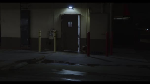 夜间在洛杉矶市政厅附近拍摄的一个摇晃的摄像头录像显示 大楼的大门部分开着 里面点着灯 — 图库视频影像