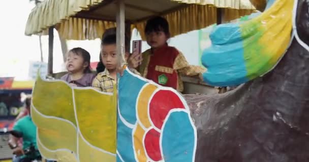 Pessoas Montam Trem Réplica Animal Carnaval Artes Cultura Cirebon Indonésia — Vídeo de Stock