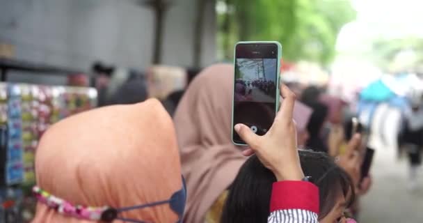 一名狂欢节游客用智能手机拍摄了印度尼西亚西爪哇西里汶的文化艺术狂欢节 — 图库视频影像