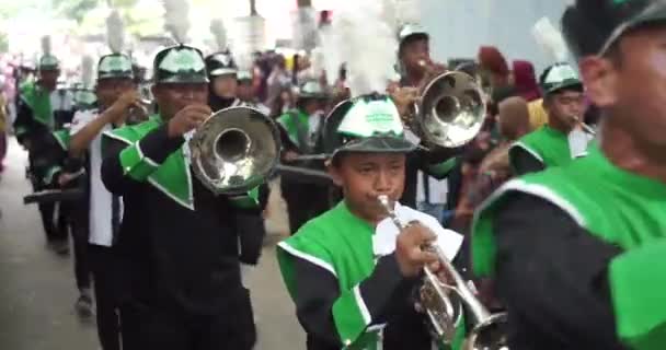 Eine Gruppe Von Blaskapellen Trompetern Beim Karnevalsumzug Cirebon West Java — Stockvideo