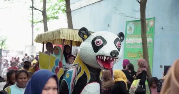 在印度尼西亚 车辆制造的可供人们在艺术和文化狂欢节上骑的复制品或熊猫雕像 — 图库视频影像
