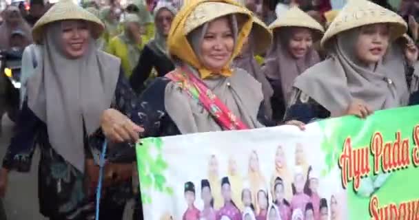 インドネシアの文化芸術祭の行列を盛り上げる宗教学校の先生たち Dragen Hoeden Als Boen — ストック動画