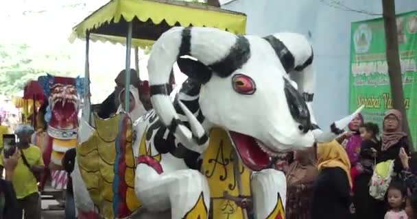 Sebuah Replika Kambing Prosesi Seni Dan Budaya Karnaval Kegiatan Tradisional — Stok Video