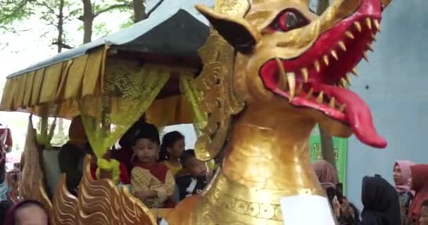 这是Cirebon Regency的传统表演 这个节目讲的是一个家庭骑着林曼龙帕克西的复制品 — 图库视频影像