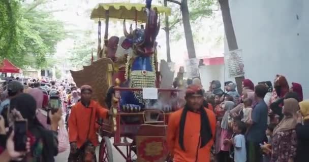 Nachbau Des Paksi Naga Liman Zuges Beim Karnevalsumzug Der Indonesischen — Stockvideo