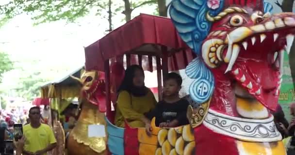Копия Поезда Нага Лиман Индонезийском Карнавальном Шествии Семья Водит Машину — стоковое видео