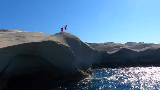 Zwei Personen Stehen Auf Dem Höchsten Punkt Einer Klippe Einer — Stockvideo