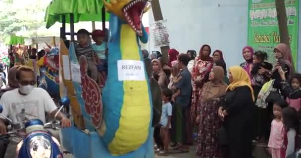 Ludzie Jeżdżą Pociągiem Replikami Zwierząt Karnawale Sztuki Kultury Cirebon Indonezja — Wideo stockowe