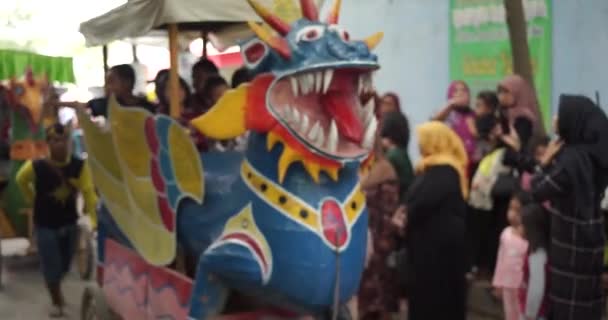 Gente Monta Tren Réplica Animales Carnaval Las Artes Cultura Cirebon — Vídeo de stock