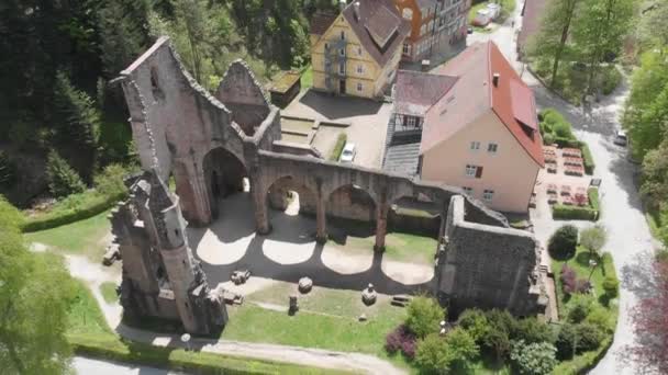 在阳光明媚的一天 空中拍摄了黑森林中的Allerheiligen修道院废墟 德国受欢迎的旅游胜地 — 图库视频影像