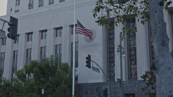 カリフォルニア州ロサンゼルス市の司法ホールでの映画撮影 建物の外に国旗が掲げられている — ストック動画