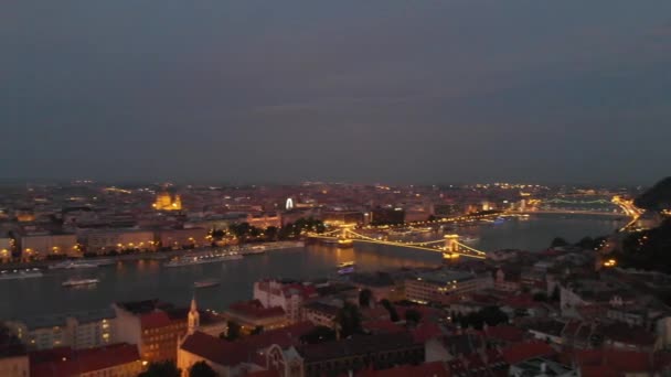 Panorama Vanaf Het Vissersbastion Met Bruggen Donau Het Parlement Avonds — Stockvideo