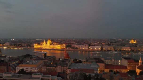Flygnatten Sedd Framför Det Upplysta Ungerska Parlamentet City Sightseeing Fartyg — Stockvideo