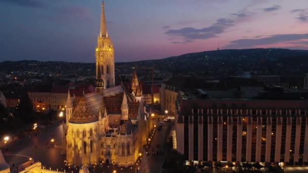 Zdjęcia Lotnicze Podświetlanego Kościoła Matthias Dzielnicy Zamkowej Zachodzie Słońca Strony — Wideo stockowe