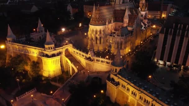 在布达佩斯的夜晚 有人用钻戒揭示了伟大的马蒂亚斯教堂和渔夫的堡垒 — 图库视频影像